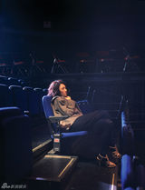 组图：袁泉不掩饰鱼尾纹 剧场拍摄胶片写真