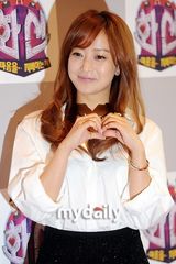 组图：金喜善等出席新聊天秀《话神》发布会