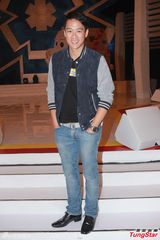 组图：陈智燊亮相拜神仪式 不介意女友性感出镜