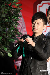 幻灯图：“内地造星教父”出书 陈子嘟称新秀缺内涵