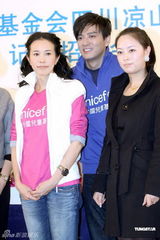 组图：莫文蔚投身慈善探访表情严肃 呼吁公众扶贫