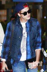 组图：帝国之子朴炯植返韩 休闲装潮范儿十足