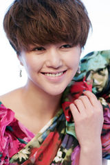 组图：谭维维新春时尚大片 展现甜美笑容