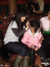 幻灯图：周慧敏郑嘉探访越南 感受贫困孩子艰辛生活