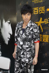 组图：古巨基上海签售新专辑 与粉丝近距离接触