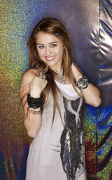 幻灯：麦莉-赛勒斯认准休闲着装 写真诠释美式靓女