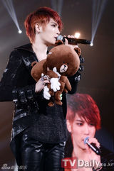 组图：JYJ金在中南京巡演拿玩具熊卖萌