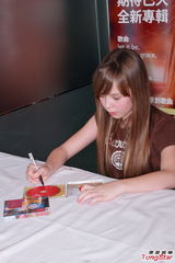 组图：英国人气Connie Talbot香港开唱 红裙可爱