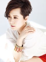 组图：海清登杂志封面 “粉红女郎”展率性真我