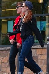 组图：斯图尔特与朋友聚会 笑容不断小秀香肩