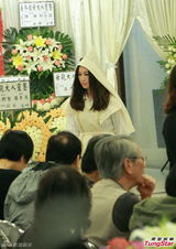 组图：温碧霞含泪为母亲设灵哀伤拒受访