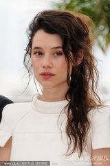 高清组图：德普宣传《海盗4》 佩内洛普紧身裙性感