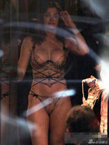 组图：超模史蒂芬妮逛内衣店 真空试衣豪乳毕现