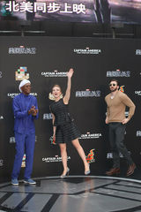 组图：《美国队长2》主创访华 斯嘉丽黑裙妩媚