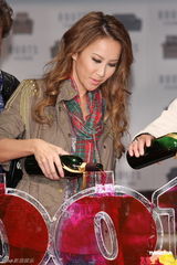 组图：李玟婚后首度到台湾预告暑假推新辑