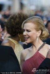 组图：妮可戛纳走秀风情露背 真空激凸艳光四射