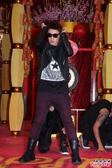 组图：潘玮柏亮相香港签唱会 又唱又跳high翻场