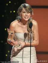 组图：斯威夫特获年度最佳大奖 弹唱似邻家少女 