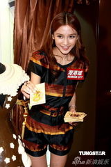 高清图：AngelaBaby出席美术展 化身巧克力美人