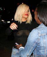 高清组图：蕾哈娜透视装出街 爆乳凸点不惧走光