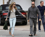 高清组图：惠特莉和男友杰森亮相 牛仔裤秀长腿