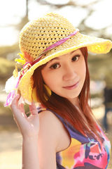 组图：黄馨可街拍组图曝光 多彩夏日清凉迷人