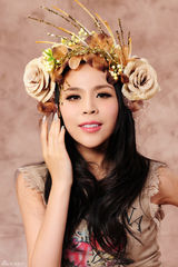 组图：歌手马晓梦新年写真 头戴花环气质典雅