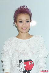 组图：《劲歌金曲》录影 容祖儿米奇装现身BY2献唱