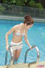 组图：港姐佳丽首度泳衣亮相 水上展傲人身姿