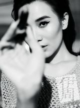 组图：小宋佳登《伊周》贺岁封面自然浅笑