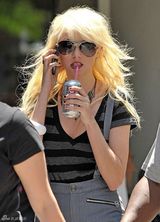 高清组图：泰勒-摩森片场变装秀 裙装短裤皆俏皮