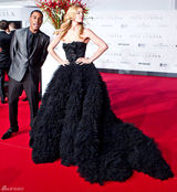 高清图：超模杜晨-科洛斯黑色抹胸礼服性感亮相