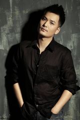 组图：张译文轻松休闲装写真 提升型男气质