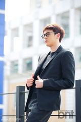 组图：2PM尼坤泽演未公开眼镜写真展酷感帅气