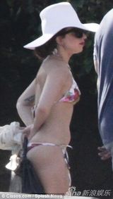 组图：LadyGaga甩30磅赘肉 度假比基尼秀八字奶