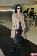 组图：刘嘉玲现身机场去伦敦 墨镜配大衣有范儿