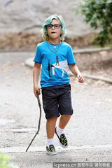 组图：史蒂芬妮携两潮仔游园 祖玛化身贪吃蜘蛛侠