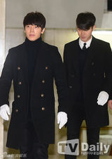 组图：SJ利特送别至亲悲痛欲绝 始源等团员抬棺