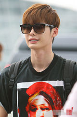 组图：李钟硕赴菲律宾拍新片 邻家男孩巨星范