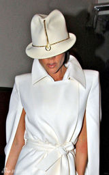 幻灯图集：维多利亚一身白衣 带两儿子看音乐剧