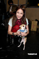 幻灯：萧亚轩为跨年演唱彩排 吴建豪探班送巧克力