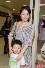 组图：黄泳霖有意追生 雷林静怡两女爱公主装