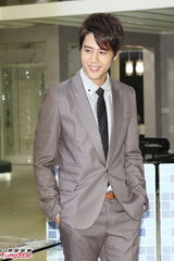 组图：怀秋胡宇崴新剧打造豪华办公室 否认耍大牌