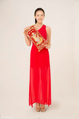 组图：童瑶红衣贺岁拜年 气质女神送祝福