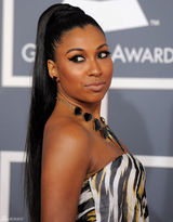 高清组图：格莱美红毯梅兰妮-菲奥娜抹胸裙亮相