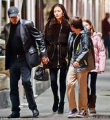 组图：道格拉斯患癌后暴瘦 携妻儿外出享天伦