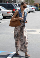 组图：杰西卡-阿尔芭长裙搭牛仔背心