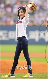 组图：韩女星李宥菲昭宥甜美为棒球赛开球