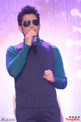 组图：郭富城斑点装亮相 墨镜遮面尽显型男范