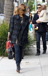 高清组图：杰西卡-阿尔芭全家时尚出游